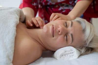 Longevità e salute olistica: persona sorridente in ambiente luminoso simbolo di vitalità.